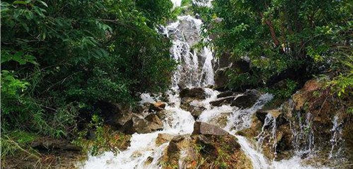 枣庄：台风“吹”来飞泉流瀑