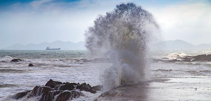 温比亚又来凑热闹，青岛海滨现10米巨浪