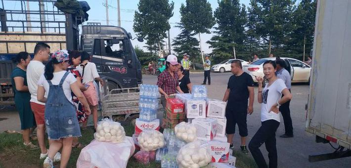 救援物资送达灾区，孩子露出天真笑脸