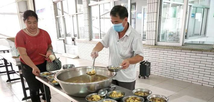 老师炒菜蒸馒头，让受灾村民吃上热乎饭