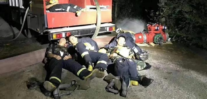 抗洪现场，战友们的“最美睡姿”