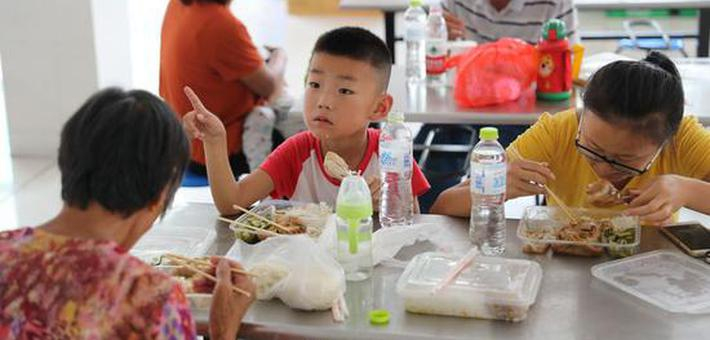 安置点的午餐两荤两素 有鸡腿米饭