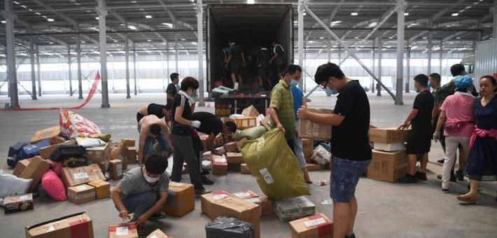 镜头记录寿光抗灾一线志愿者