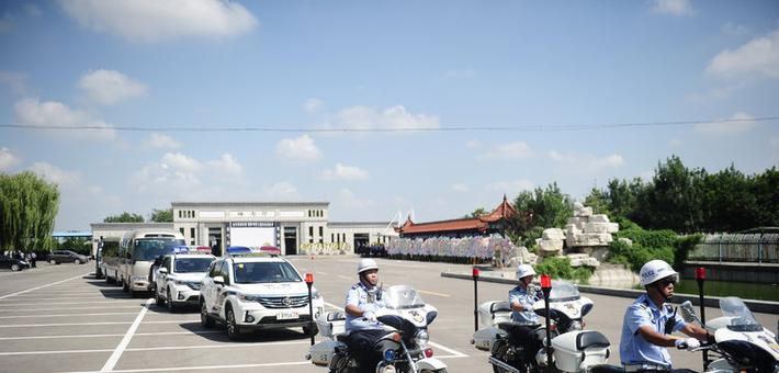 英雄一路走好 社会各界泪别抗灾烈士