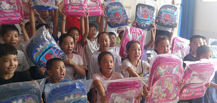 寿光灾区开学第一天：学生们收到了新书包
