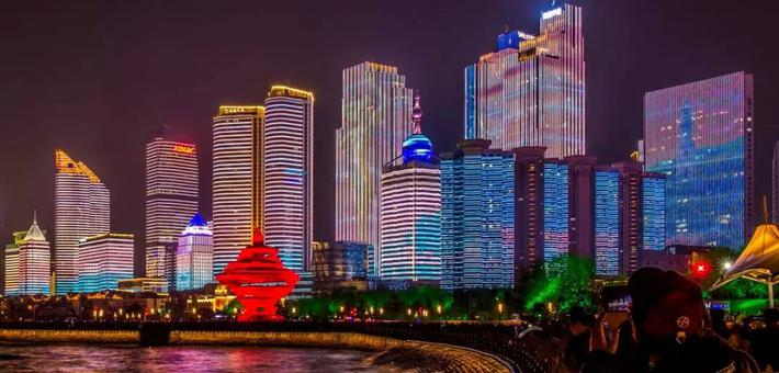 青岛浮山湾畔的“楼宇灯光秀”美出天际