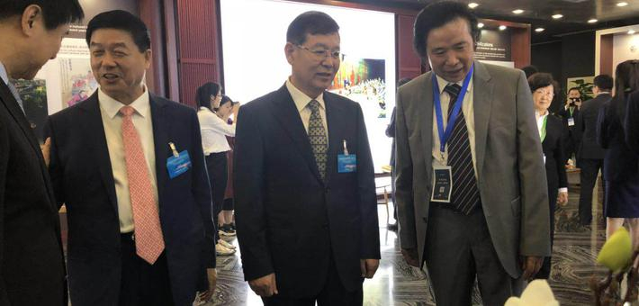 淄博市委书记莅临淄博华光陶瓷展台