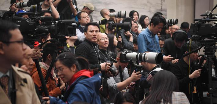 媒体记者“长枪短炮”聚焦人大首场新闻发布会