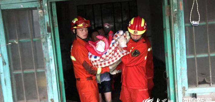 聊城高唐雨中突围：手牵手、跟我走