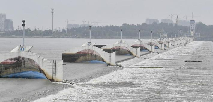 世界最长橡胶坝临沂小埠东橡胶坝放水