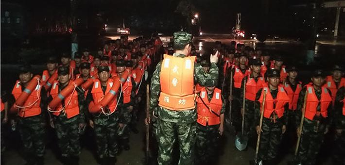 台风过境潍坊武警奔赴一线抗灾救援