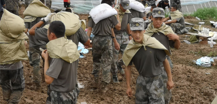 寿光张僧河救援现场 战士奋战指甲脱落