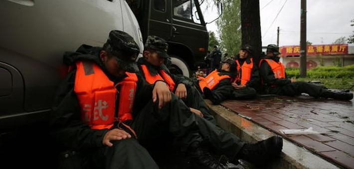 济南武警官兵驰援章丘皋西 转移150余群众