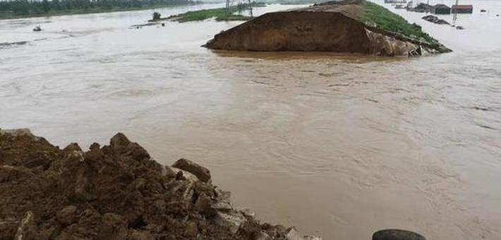 寿光北弥河羊口镇决口处 大型机械奋力堵口