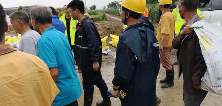 寿光救灾 近七旬老人跟村里乡亲一起向现场进发