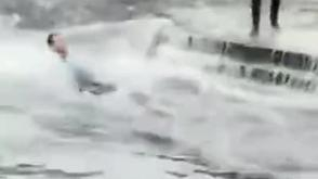 济宁男子被大雨冲走 警民手拉手将人救起