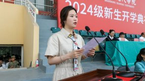 李泉慧宣读《关于表彰2024级包本背诵国学经典优秀学生的决定》