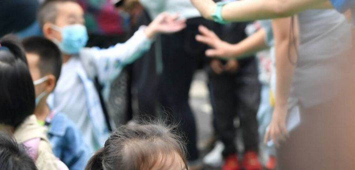 幼儿园开学微表情：“萌”态百出！