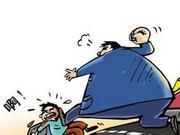 乘客违停抗法打伤民警被带走