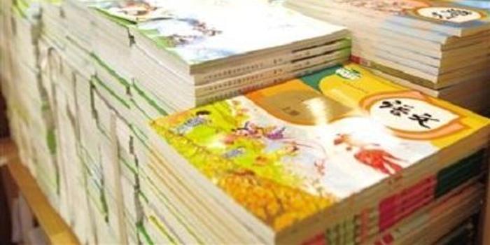 从2017年秋季学期起,上海小学一年级将全面使用全国统编语文教材。记者从市教委获悉,上海将在开学前完成6600余名教师培训,确保新教材顺利使用。 据悉,市教委已经分三阶段做好了对相关人员的师资培训和科研工作。今年4月,市区级骨干教师、教研员参加了相关培训,培训人数达近百人;5月,市区两级教研员参加了教育部主办的全国统编教材的培训会;到9月开学前,累计将有6600余名教师参与使用统编教材的培训会。