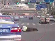 男子无证驾驶逃逸并拖行交警