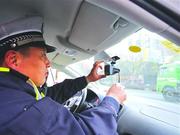 浦东警车装记录仪拍交通违法