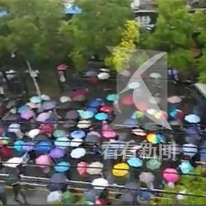 网传上海老人冒雨抗议养老金调整