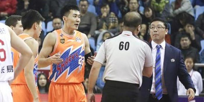 上海男篮主教练刘鹏因公开指责裁判被停赛2场
