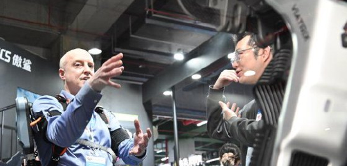 AWE首日 刚下飞机老外拖着行李箱追中国智造：看得比美国CES还爽