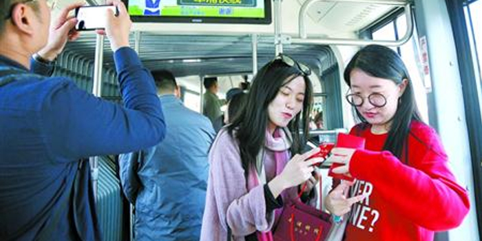 沪上首条BRT奉浦快线开通 10分钟一班细节设施获赞