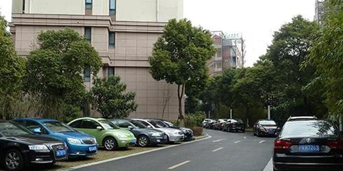 上海一小区停车费标准不一 物业:你爱停停 不停