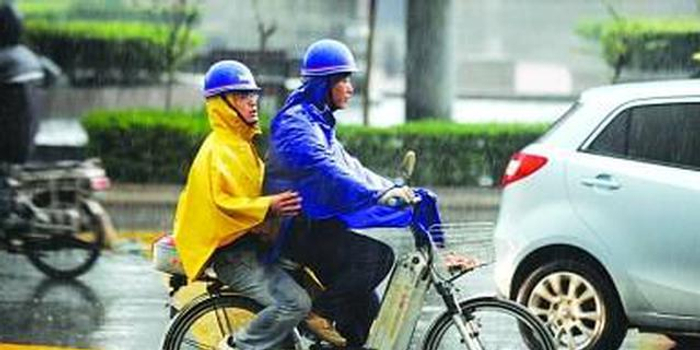 深圳不戴头盔骑电动车罚200元 电动车经备案才