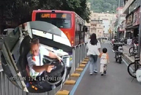 全网怒赞！深圳公交司机放慢车速等奔跑母子刷屏