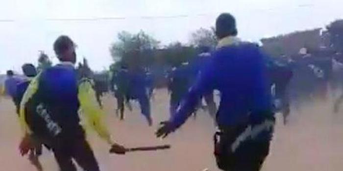 南非数十学生持刀攻击他人 校园暴力令人堪忧