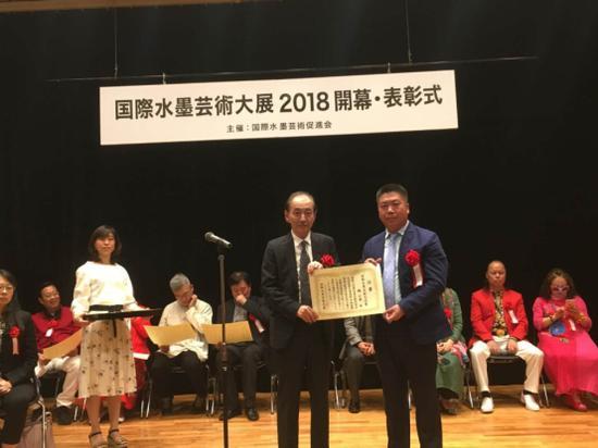 日本前首相田中角荣之子田中京为中国书法家魏云飞颁奖
