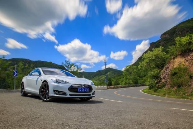 自动驾驶去跑山 试特斯拉Model S P90D