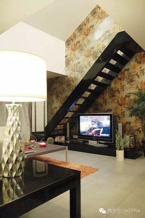楼梯下方不能浪费，做个电视墙不错