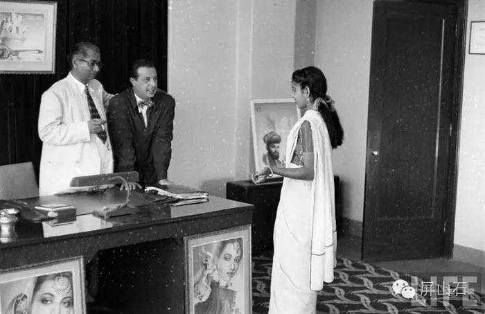 65年前印度导演面试女演员，穿着前卫，当众更衣