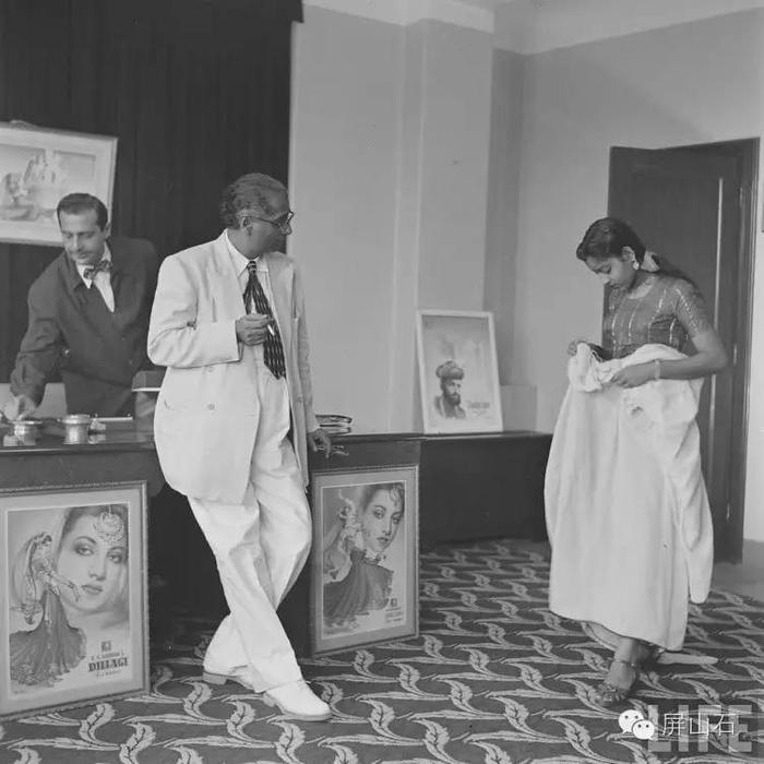 65年前印度导演面试女演员，穿着前卫，当众更衣