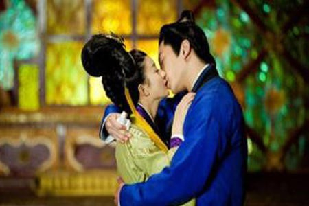 吻戏怎么拍？赵丽颖吻刘恺威靠借位，吻他却真枪实弹