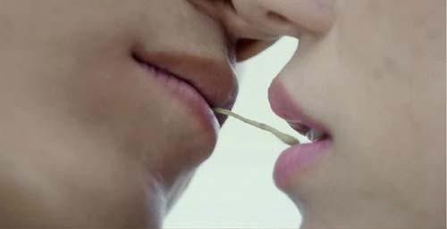 吻戏怎么拍？赵丽颖吻刘恺威靠借位，吻他却真枪实弹