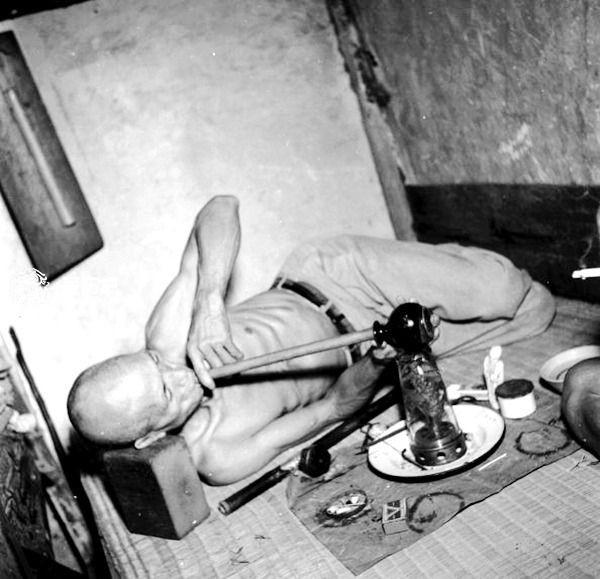 50年代香港大烟馆的真实情景 港英政府边捞钱边说吸毒无害