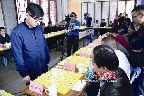 中国象棋大师陈泓盛泉州参加1对30“车轮战”