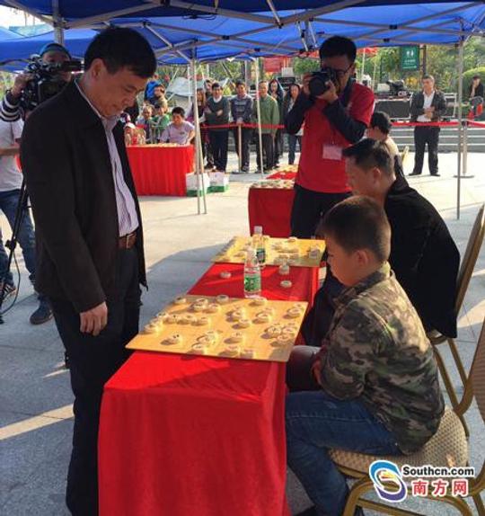 象棋特級大師現(xiàn)身佛山 1個人和20人同時下棋
