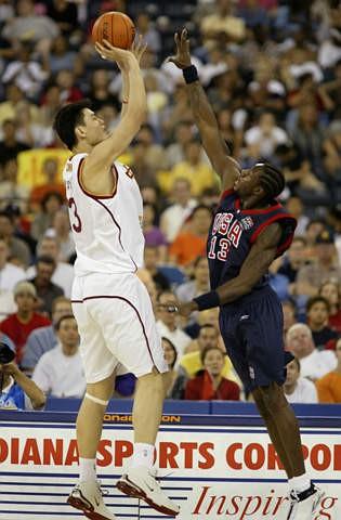 男篮羸弱内线让人怀念姚明，02年他未进NBA成世锦赛第一中锋