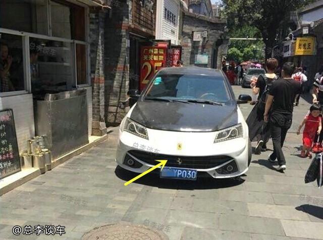 看车头这是宝马，看内饰不像，仔细看屁股这车10万