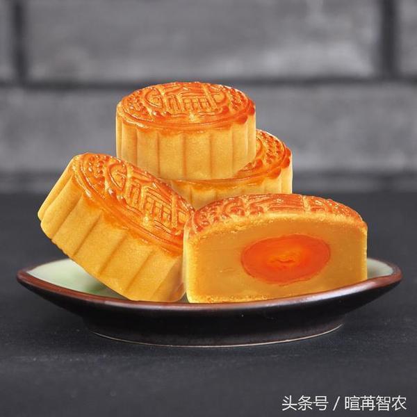 自家怎么做月饼：莲蓉蛋黄月饼的做法