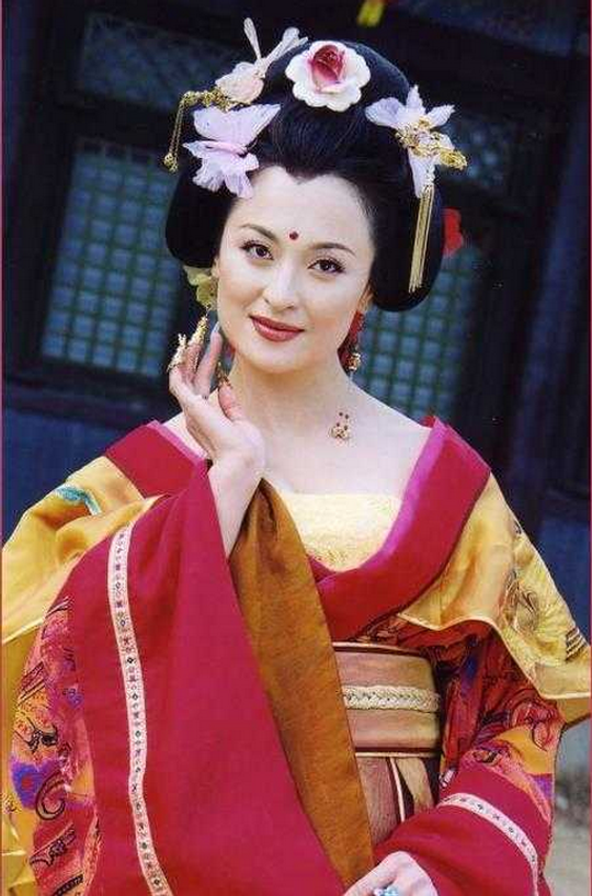 2002年,王璐瑶和唐国强联袂主演《大唐歌飞》,在剧中扮演古代四大美女