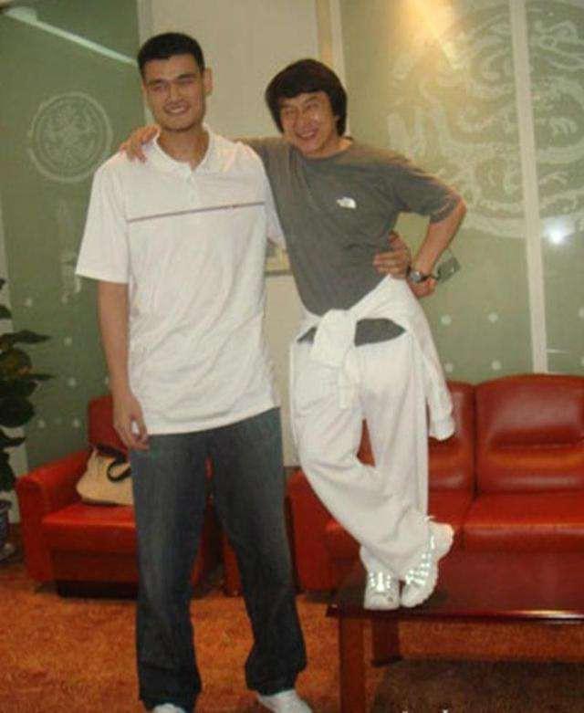 与姚明合影有绝招!杨幂最机智 郭敬明你怎么看?