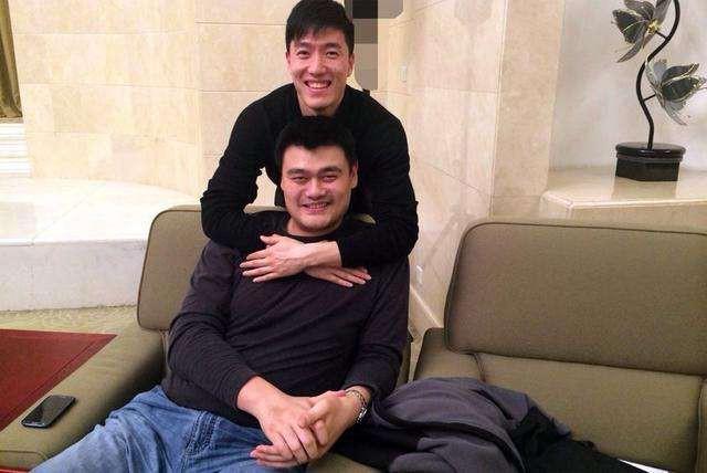 与姚明合影有绝招!杨幂最机智 郭敬明你怎么看?